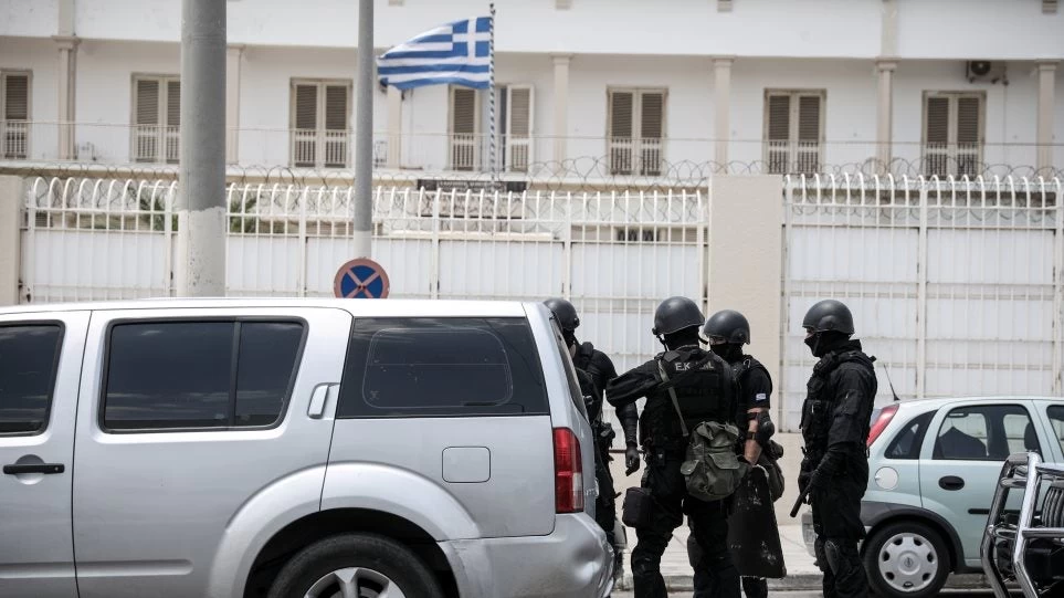 Δεν πίστευαν στα μάτια τους τα ΕΚΑΜ: Μίνι καζίνο, καφετέρια και μηχανουργεία στις φυλακές Κορυδαλλού!